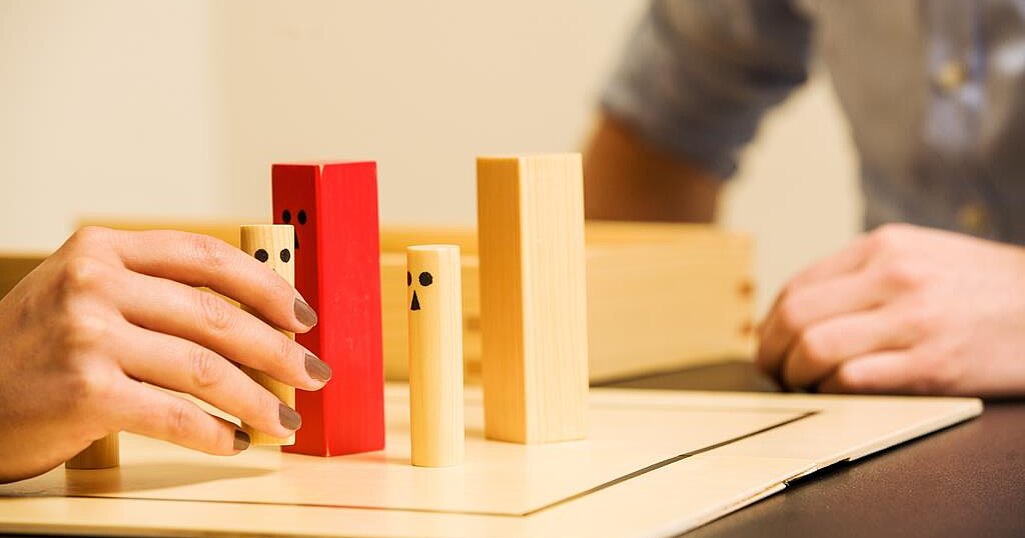 Aufstellungsfiguren in Händen