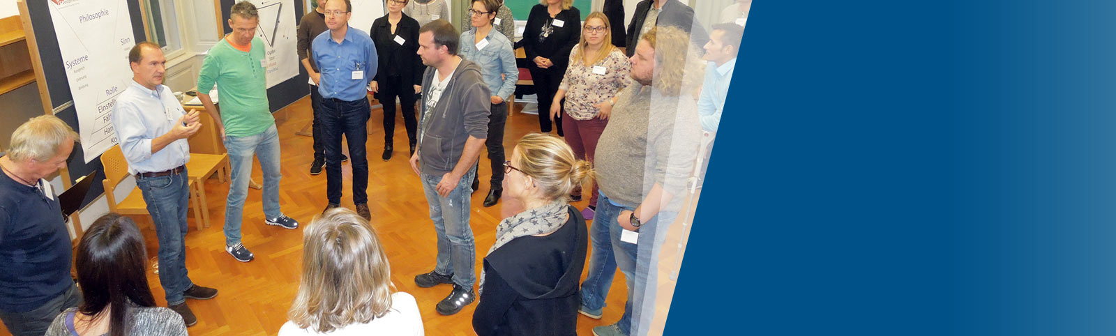 Gruppenfoto eines NLP-Coach-Durchgangs am Schloss Traunsee