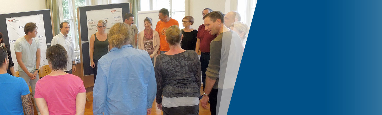 Gruppenfoto eines NLP-Master-Durchgangs am Schloss Traunsee