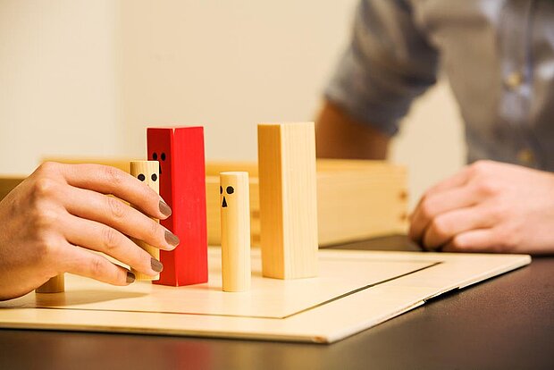 Aufstellung mit Figuren und Händen